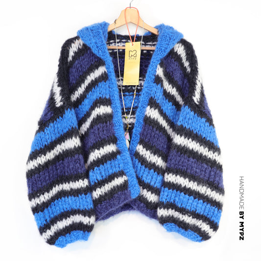 Patron de tricot - MYPZ gilet bomber à capuche en mohair épais bleu n° 15 (ENG-DE-NL-ES-FR-IT-DA-SV-NO)